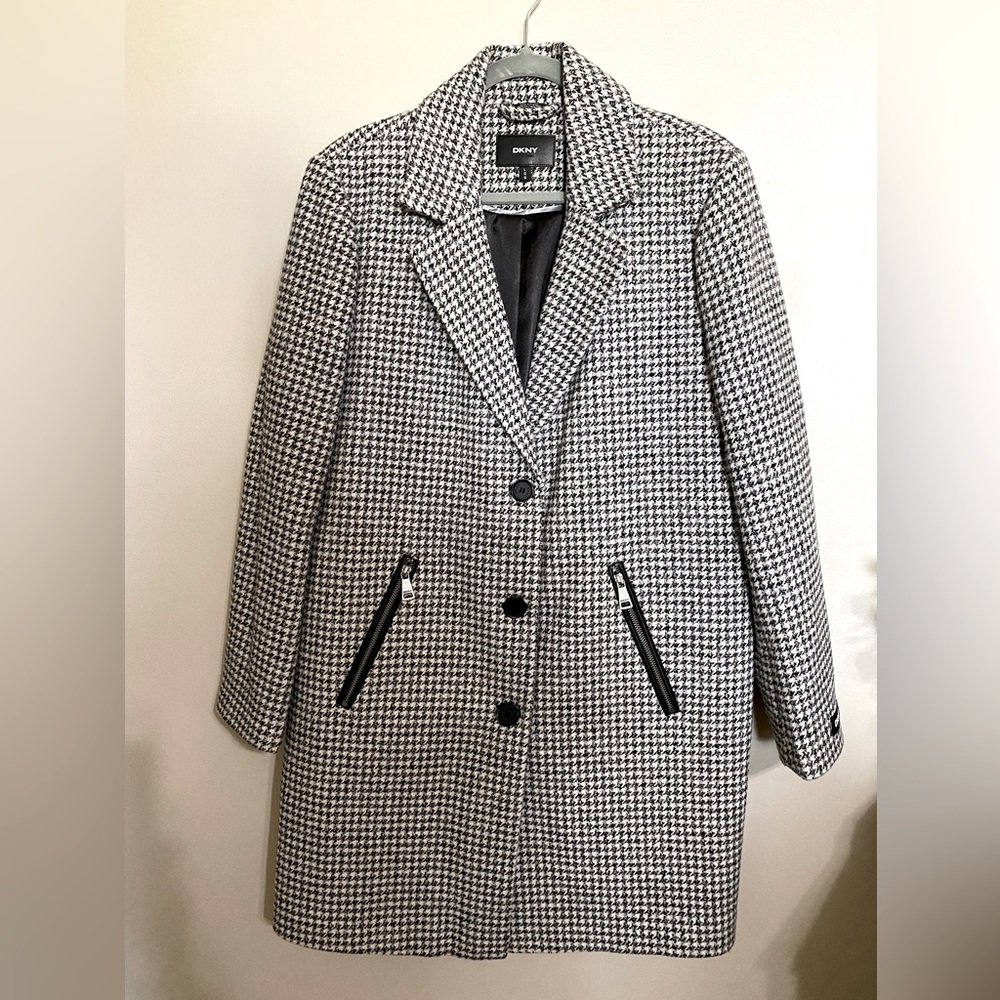 NWOT! DKNY Houndstooth coat. Size large, black and white.